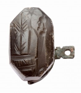 Late Babylonian seal depicting a praying man in front of divine symbols Source: Forschungsstelle Asia Minor
