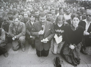Wałęsa and other protesters praying 
